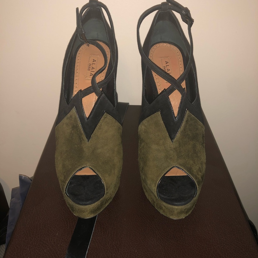 Alaia Black and Olive Heels